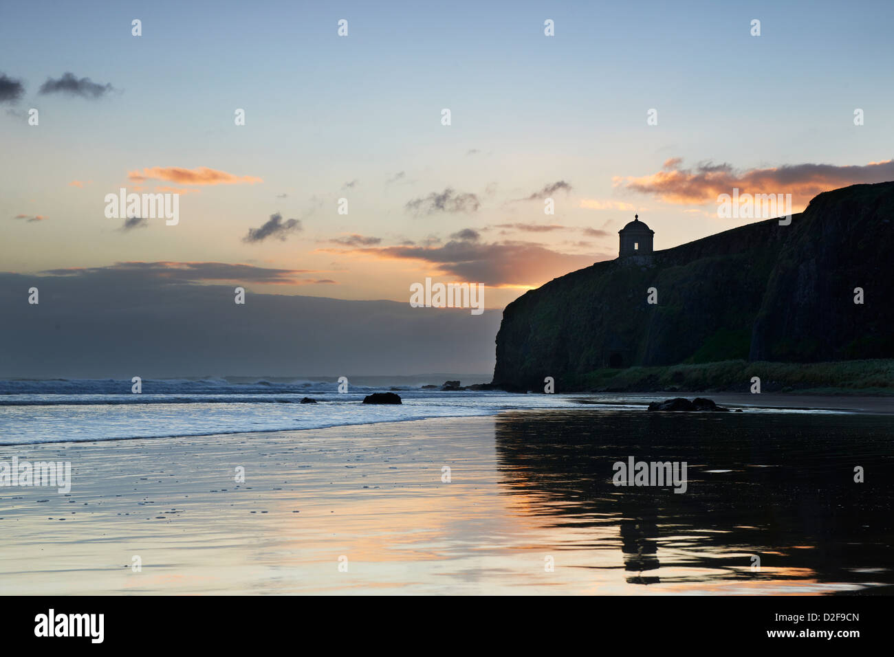 Temple Mussenden assis en haut de falaises surplombant l'Océan Atlantique Benone Beach le comté de Londonderry en Irlande du Nord Banque D'Images