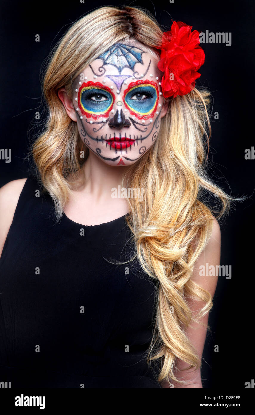 Magnifique Blonde Femme avec crâne en sucre peint Art Banque D'Images