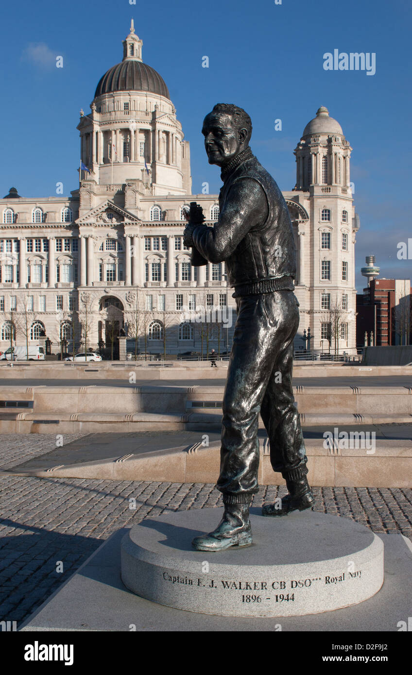 Statue de John Walker au Capitaine Frédéric Pier Head à Liverpool avec le port de Liverpool building derrière Banque D'Images