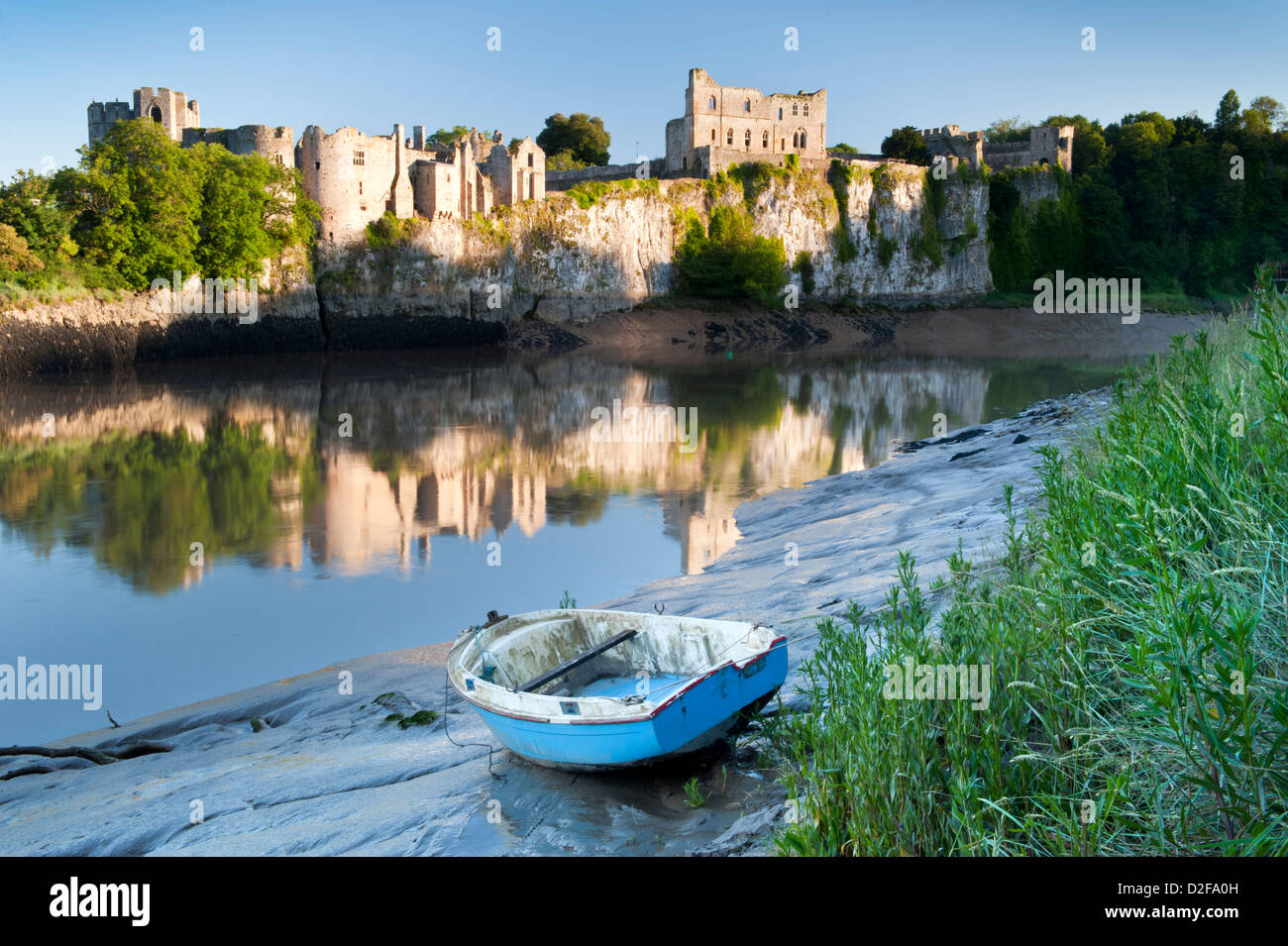 Le Château de Chepstow et la rivière Wye, Chepstow, Monmouthshire, South Wales, UK Banque D'Images