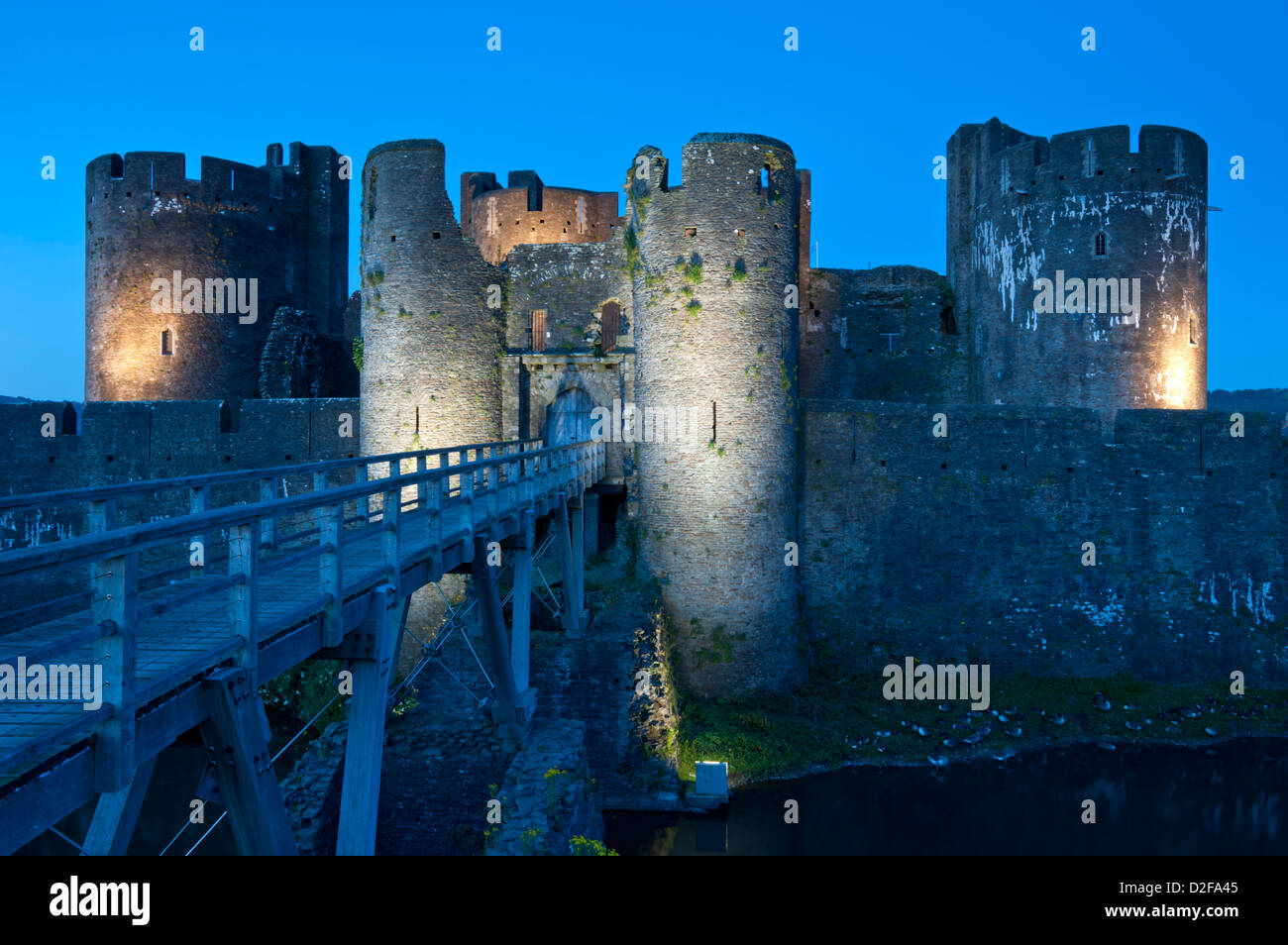 Château de Caerphilly la nuit, Caerphilly, South Wales, UK Banque D'Images