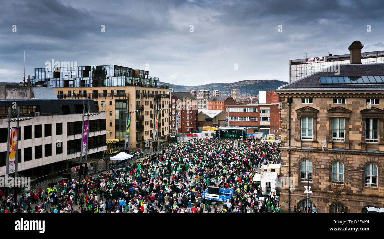 Les gens célébrant St Patricks day à Belfast en Irlande du Nord Banque D'Images