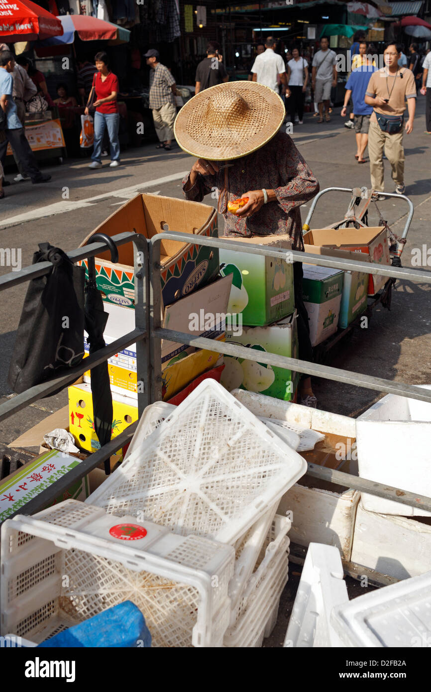 Hong Kong, Chine, Femme au chapeau de paille à la recherche de déchets dangereux pour l'alimentation Banque D'Images