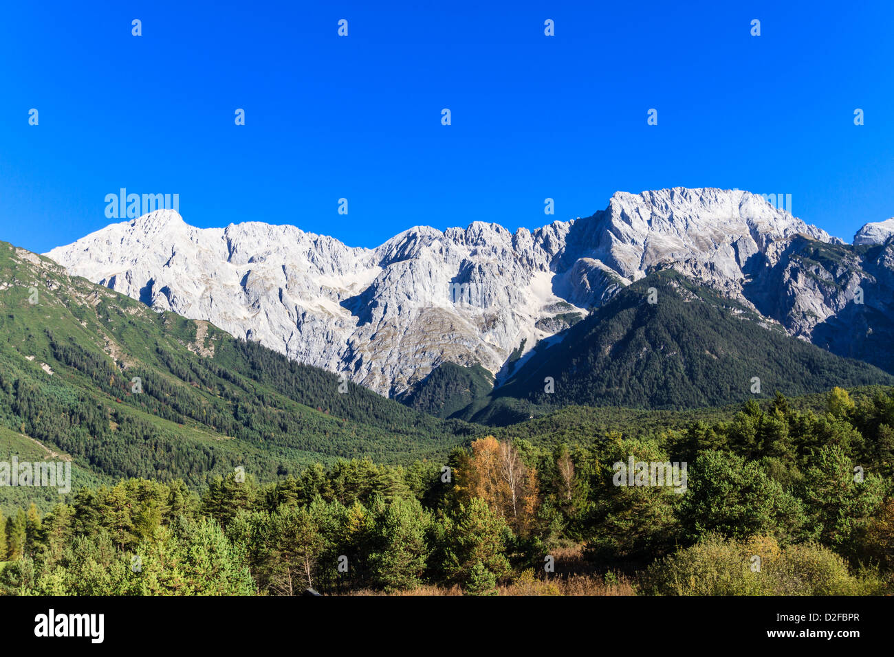 Beau paysage de montagnes dans les Alpes européennes Banque D'Images