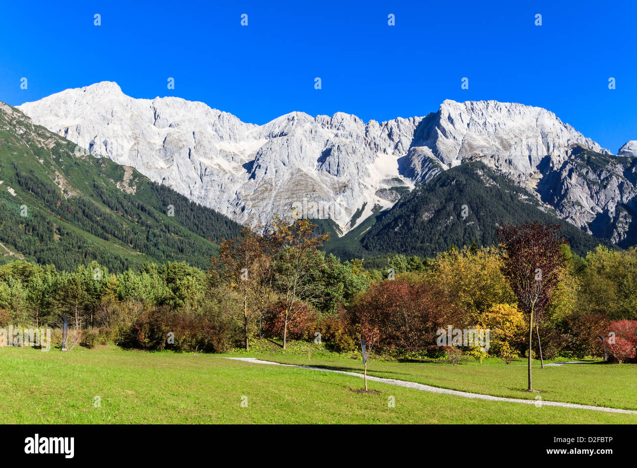 Beau paysage de montagnes dans les Alpes européennes Banque D'Images