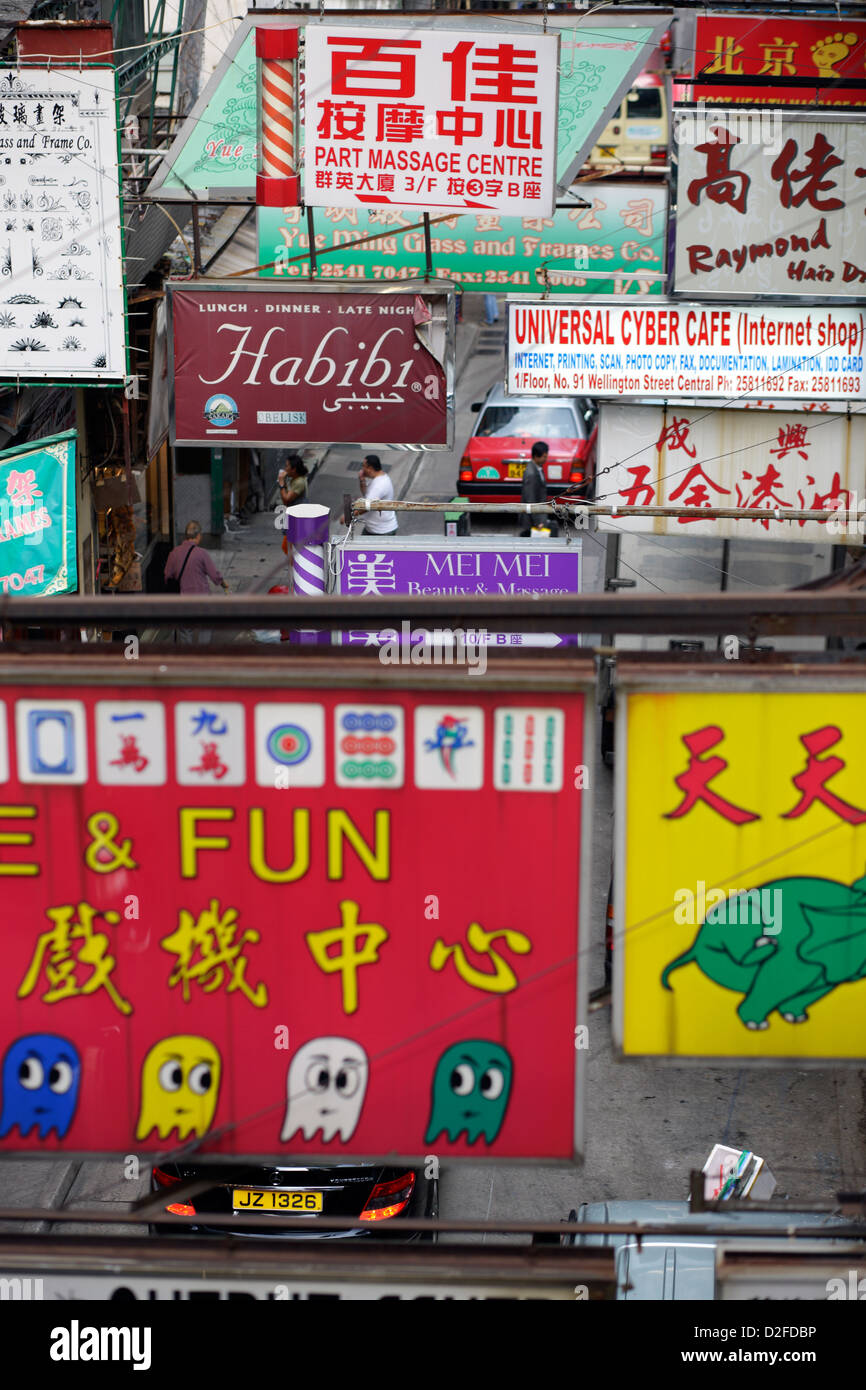 Hong Kong, Chine, des affiches avec des caractères chinois Banque D'Images