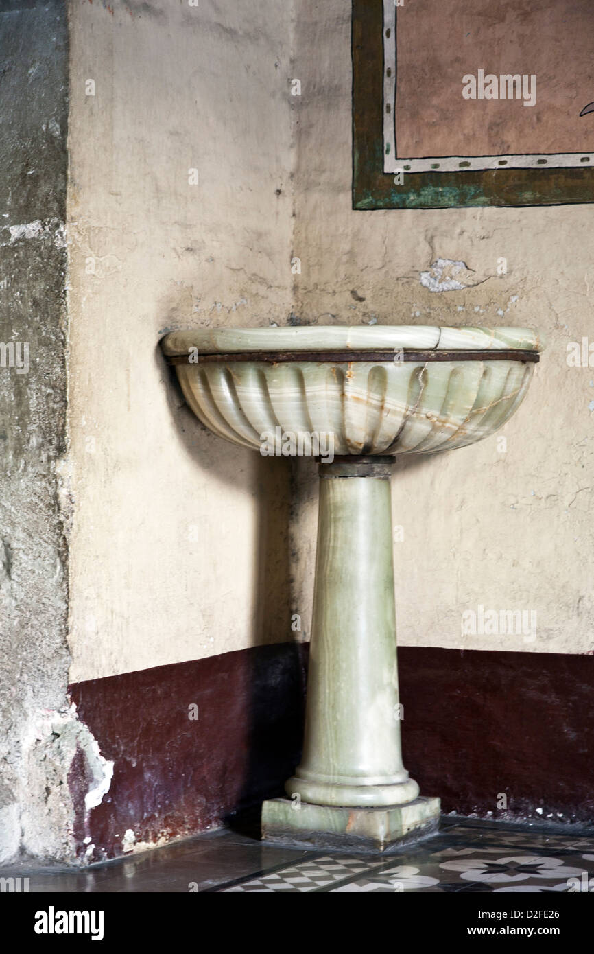 Belle demeure du xviiie siècle, fonts baptismaux en marbre massif sculpté de l'église jésuite de la Compagnie de Jésus de Oaxaca au Mexique Banque D'Images