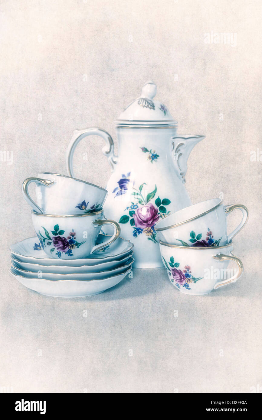 Un service à café vintage avec quatre tasses et un pot Banque D'Images Un service à café vintage avec quatre tasses et un pot Banque D'Images