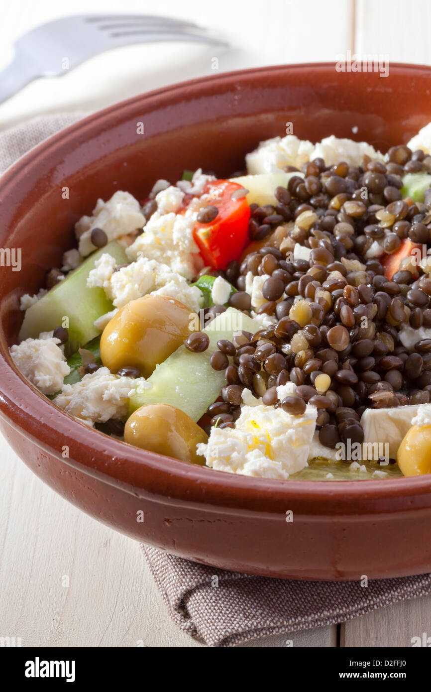 Salade avec fromage de chèvre et les lentilles beluga Banque D'Images