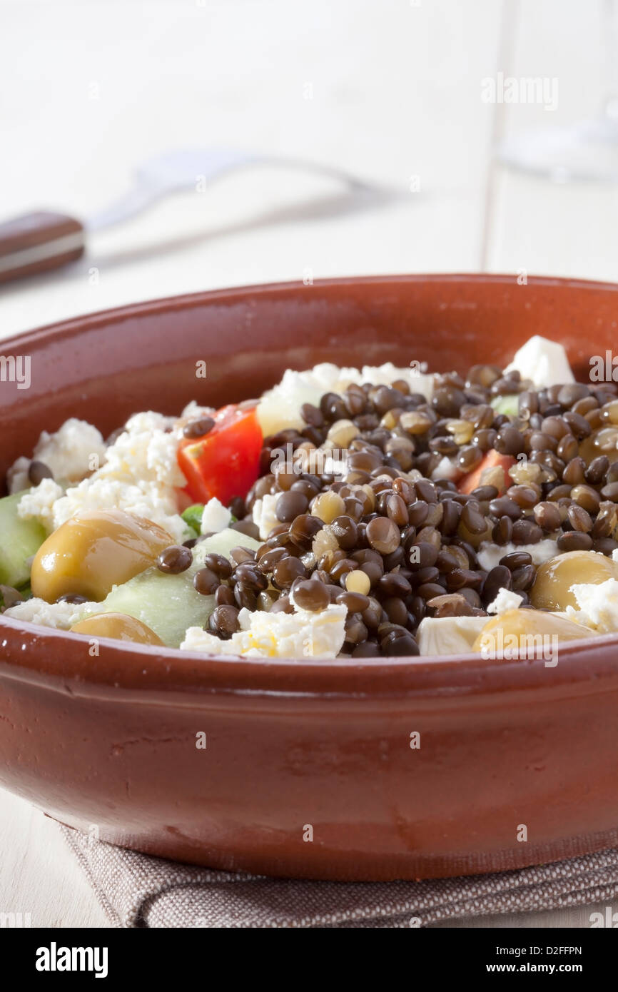 Salade avec fromage de chèvre et les lentilles beluga Banque D'Images