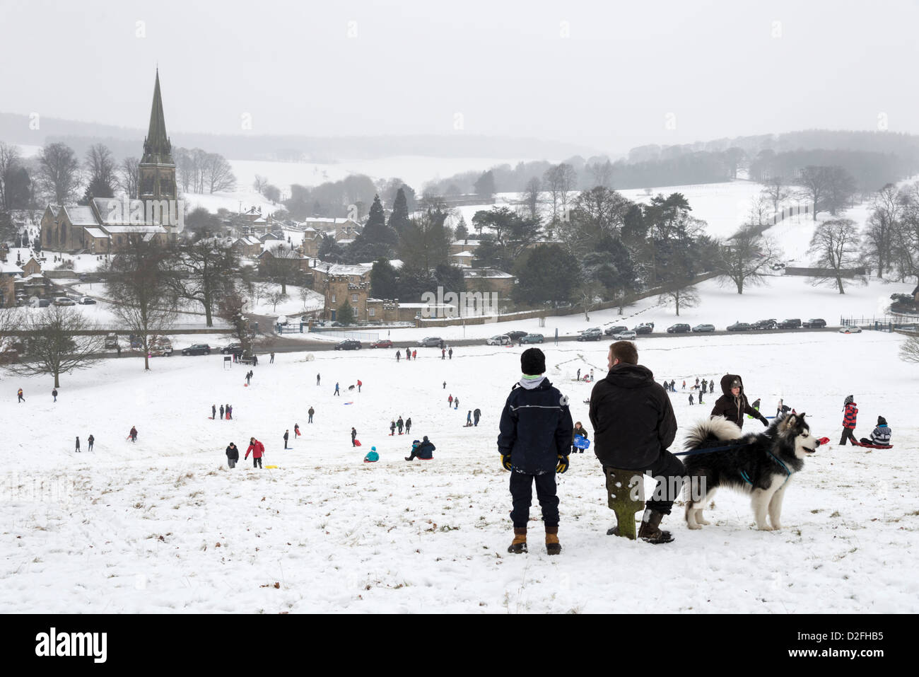 Des scènes de neige d'hiver autour de Derbyshire Chatsworth après les fortes chutes de neige de janvier 2013 avec des personnes s'amuser et jouer dans la neige Banque D'Images