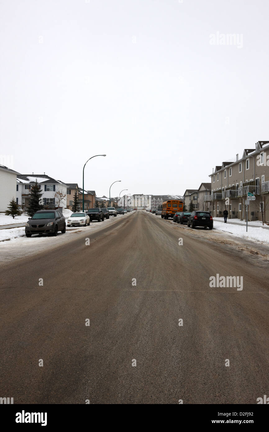 Salé grincées effacée road dans un logement résidentiel développement suburbian Saskatoon Saskatchewan Canada Banque D'Images