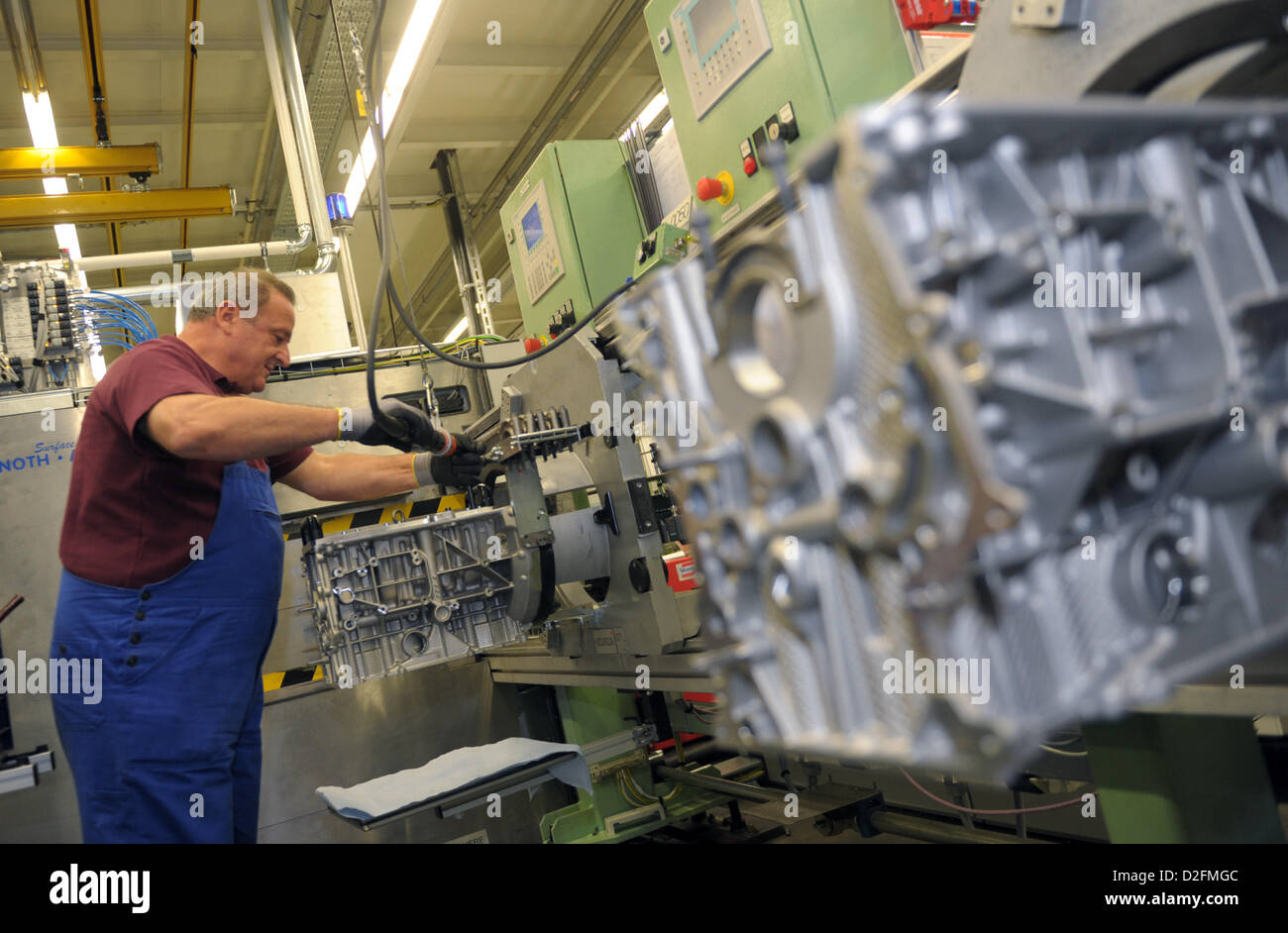 Un employé est de l'installation d'une Daimler moteur, le 20 septembre 2012, à l'usine Mercedes-Benz de Stuttgart Untertürkheim, Baden-Wurttemberg. Banque D'Images