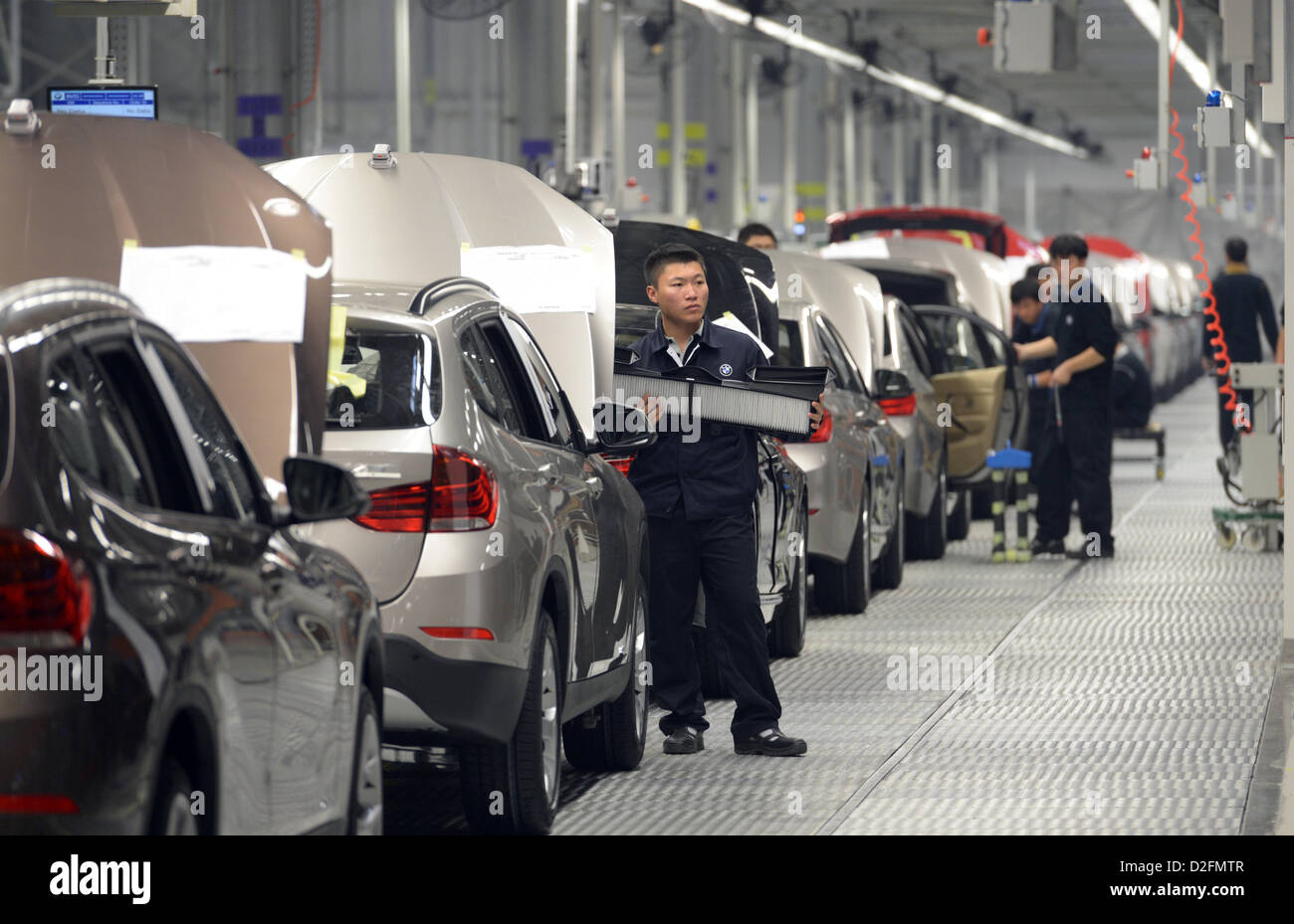 Les véhicules de la série X1 sont montés à l'usine de production de BMW-Brilliance Automotive en Shenyang-Tiexi, Chine. Photo prise le 12 octobre 2012. Banque D'Images