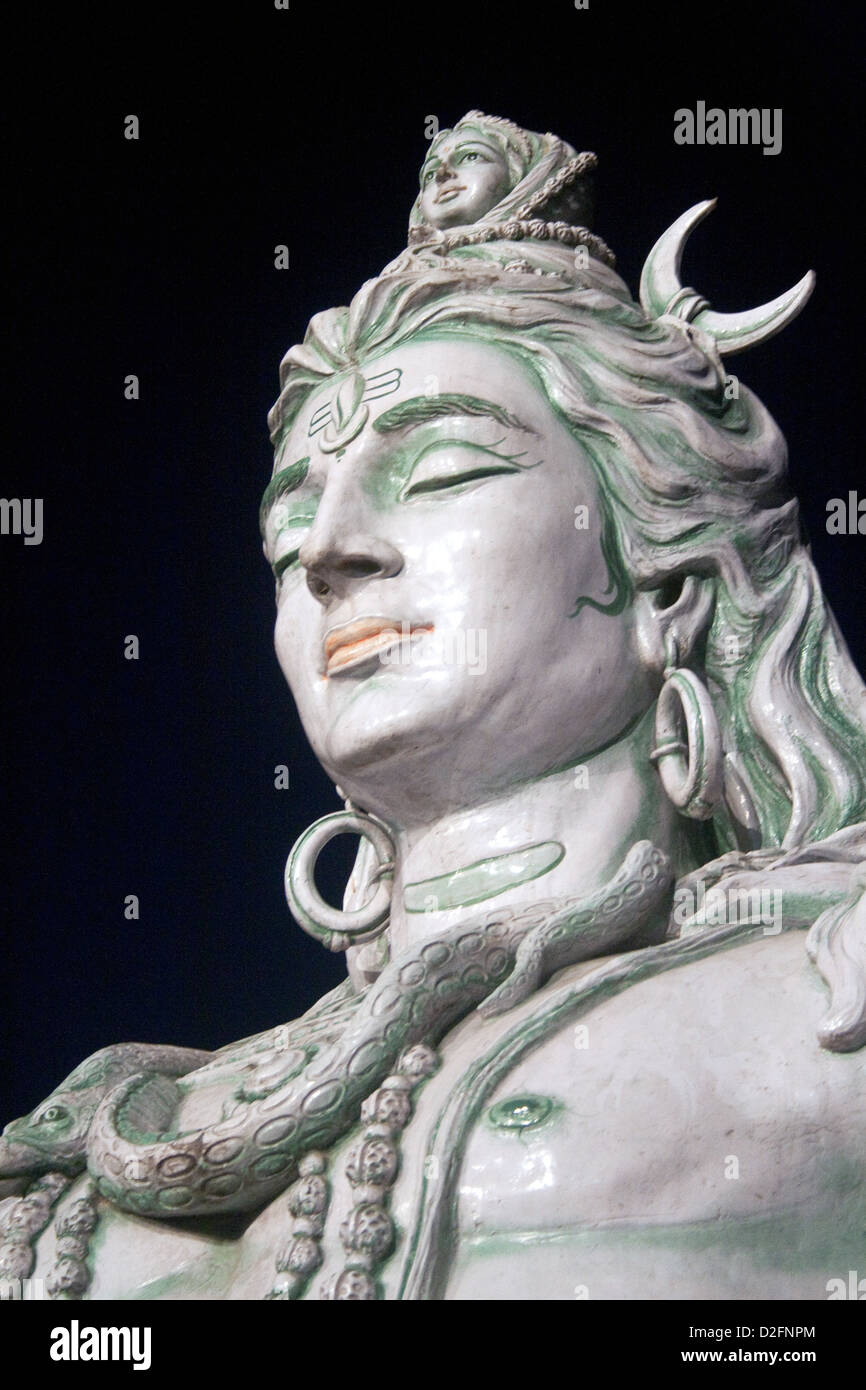 Statue de Shiva sur le Gange, Rishikesh. Banque D'Images