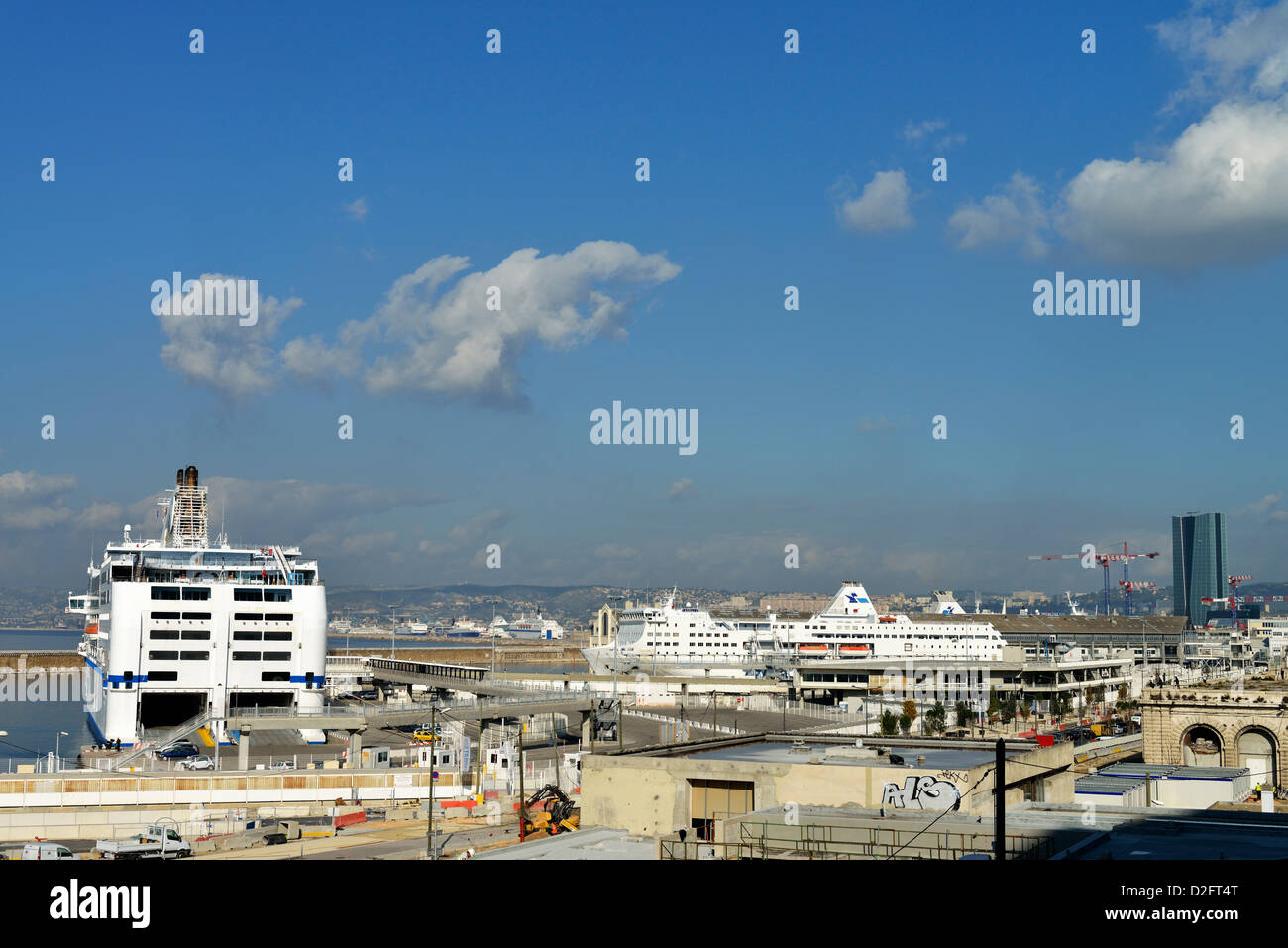 / Ferry à quai des navires de croisière, Marseille Port, Tour Méditerranéen sur la droite (arrière-plan), Marseille, France Banque D'Images