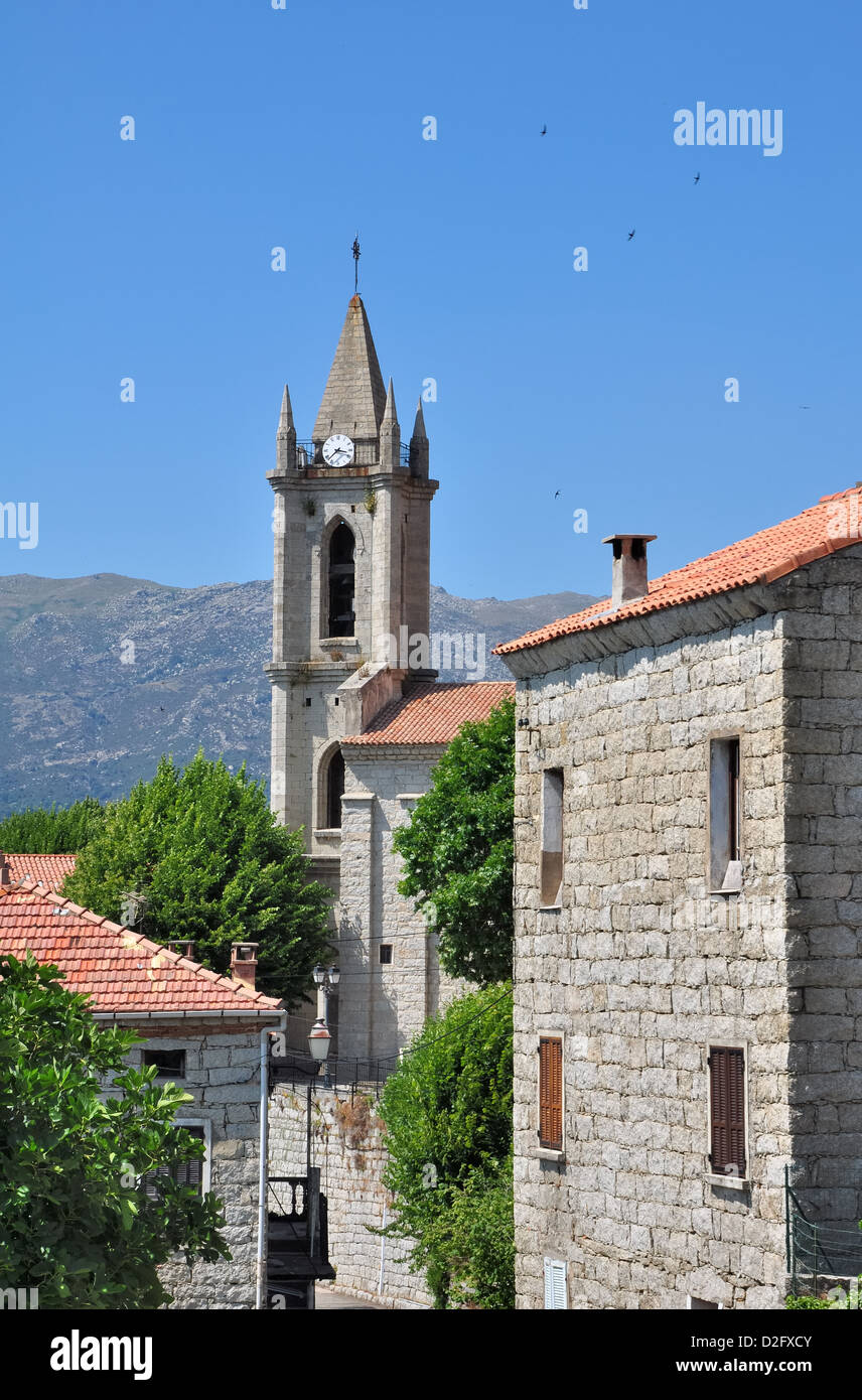 La lumière de l'église et un village de Corse (Zonza) Banque D'Images