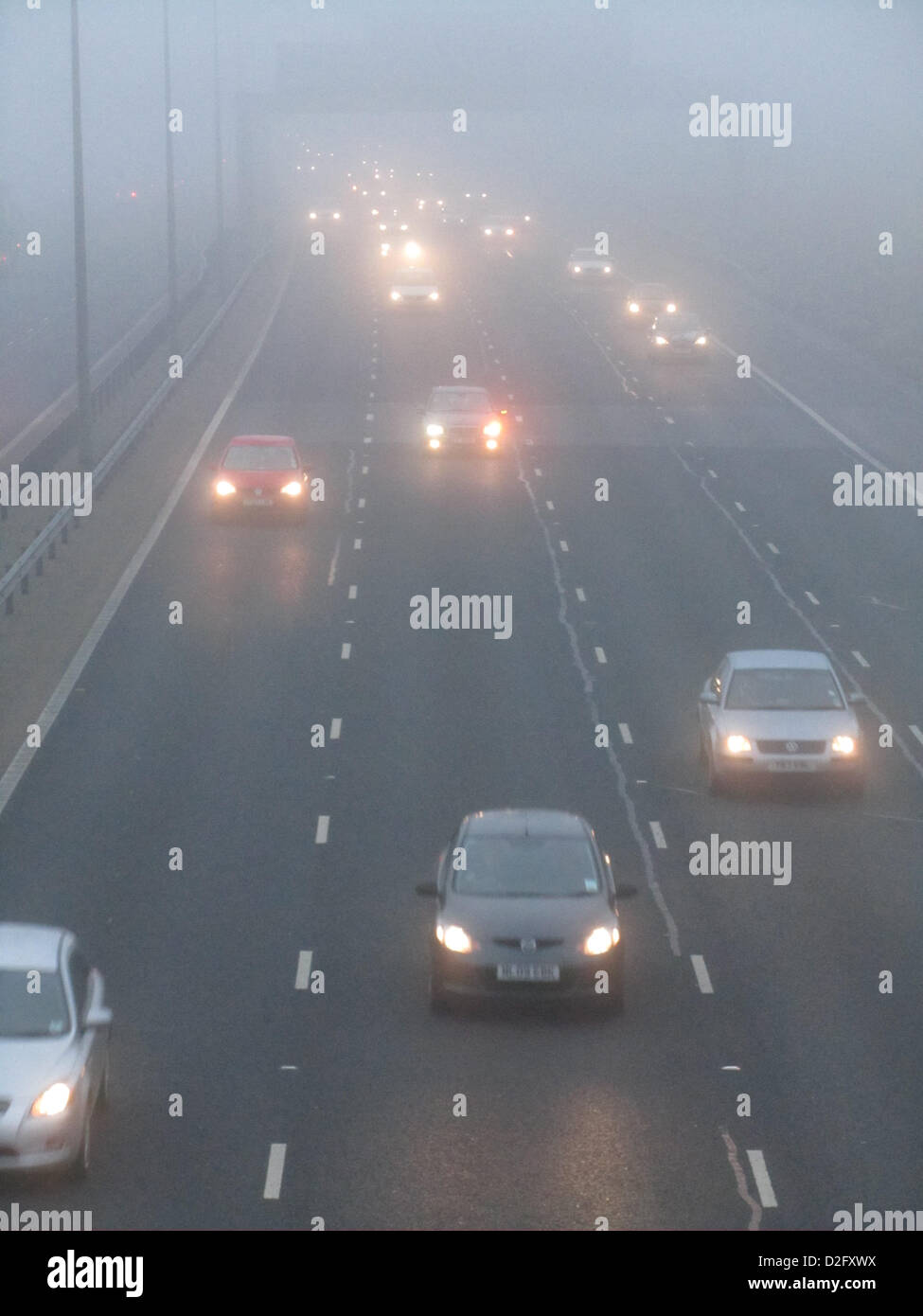 Les voitures qui circulent dans le brouillard la visibilité est mauvaise. Transport, réseau, du commerce, de Banque D'Images