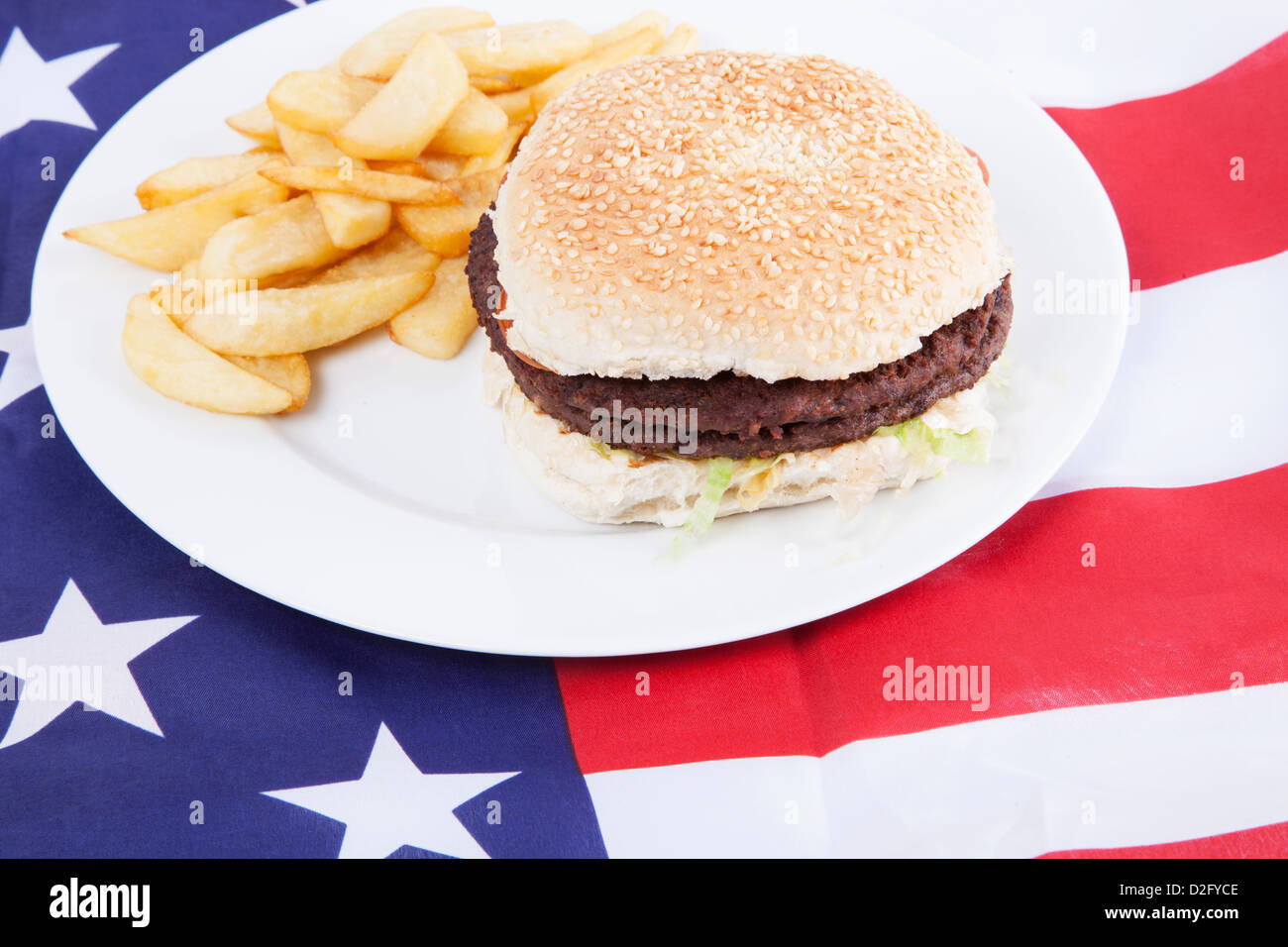Cropped shot de jetons et burger sur l'Amérique d'un drapeau Banque D'Images