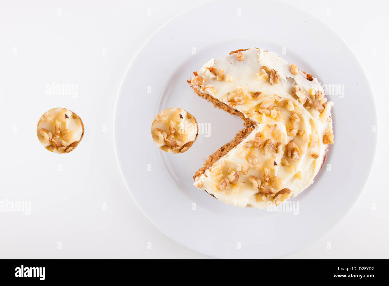 Walnut cake en plaque sur fond blanc Banque D'Images