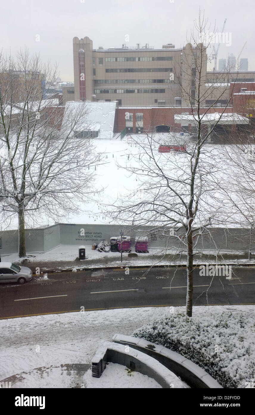 L'abandonné et désert News International bâtiment est situé quartier calme et tranquille de la neige depuis les documents retirés Banque D'Images