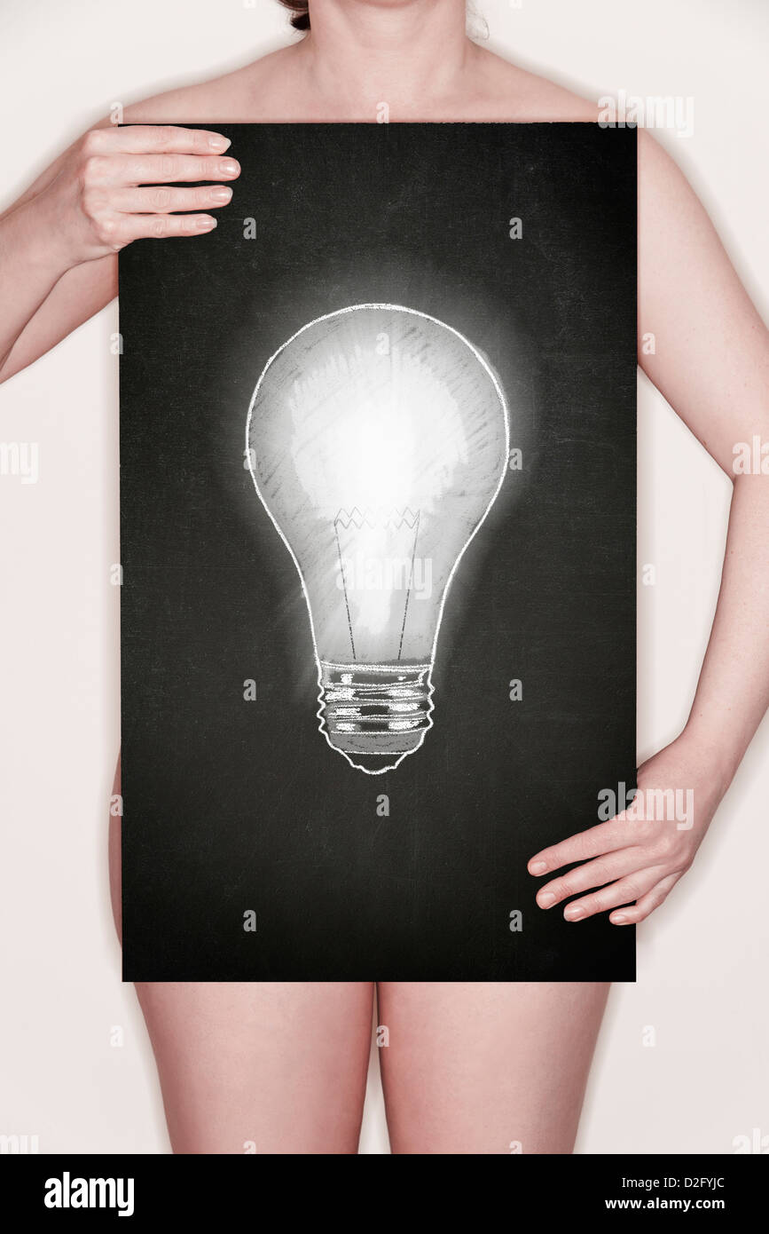 Femme tenant un tableau noir avec une illustration d'une ampoule tracé à la craie. Banque D'Images