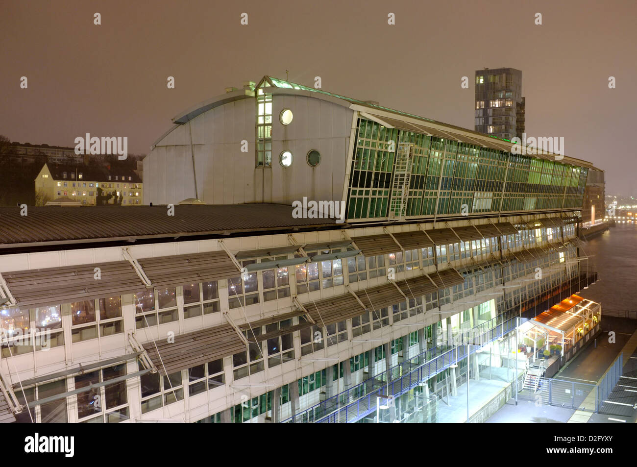 Un terminal de passagers de Hambourg, 1960 architecture éclairée le soir vu de Cunard Liner, la reine Victoria Banque D'Images