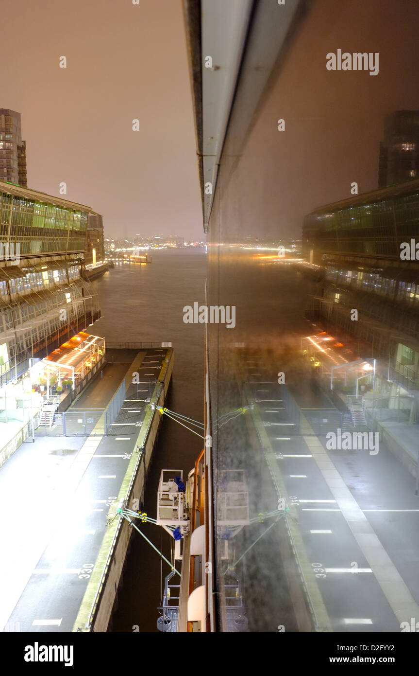 Un terminal de passagers de Hambourg, l'architecture des années 60 reflète dans la vitre côté de la Cunard Liner, la reine Victoria Banque D'Images