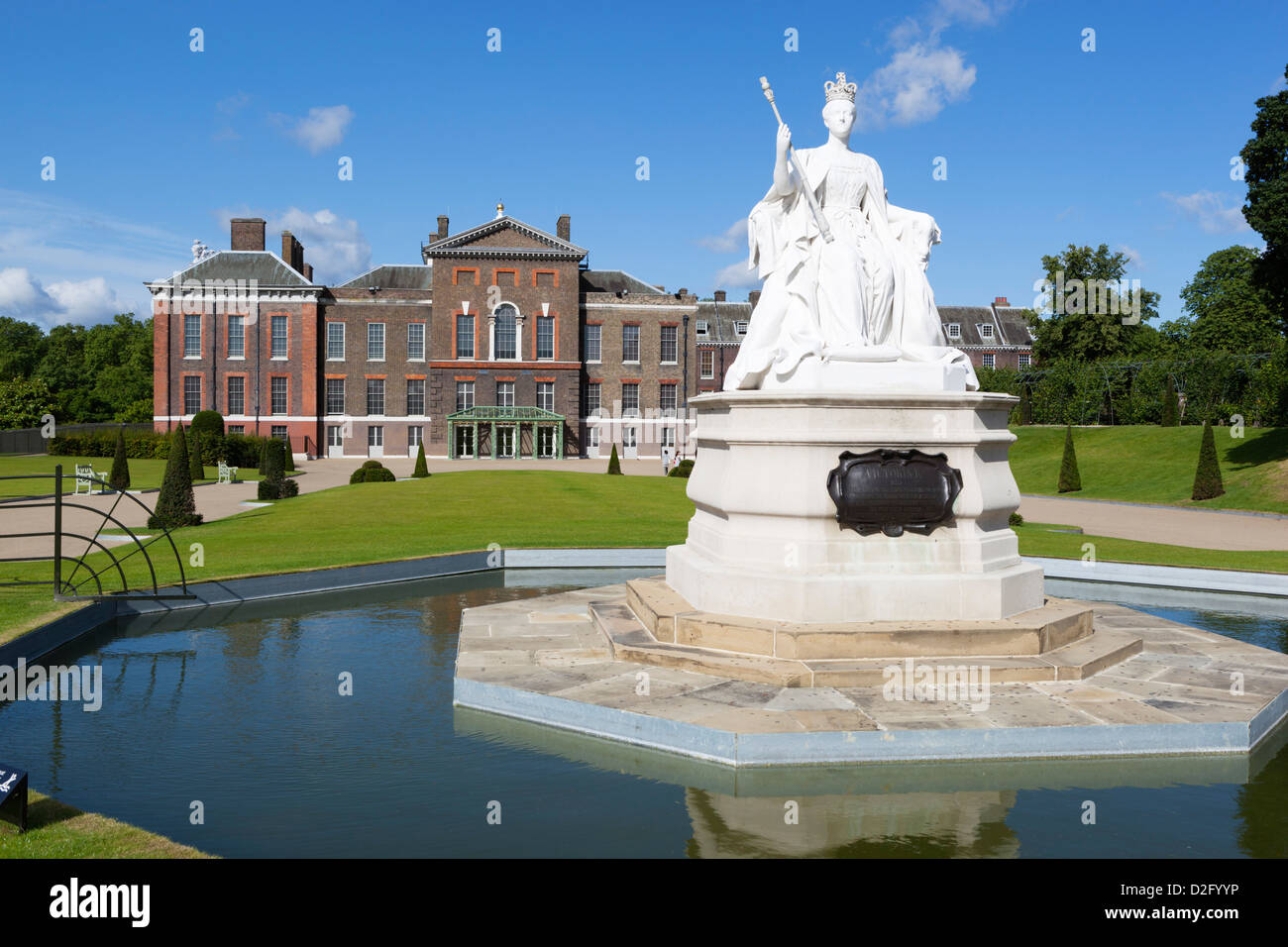 Kensington Palace, accueil de prince William et Kate Middleton, avec statue de la reine Victoria à partir de la chambre 1837 Banque D'Images