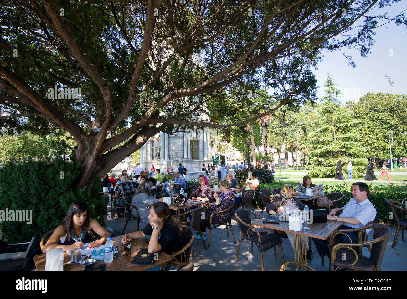 Istanbul : un beau plateau jardin à côté de palais de Dolmabahçe où turcs et les touristes boivent du thé et vous détendre. Banque D'Images
