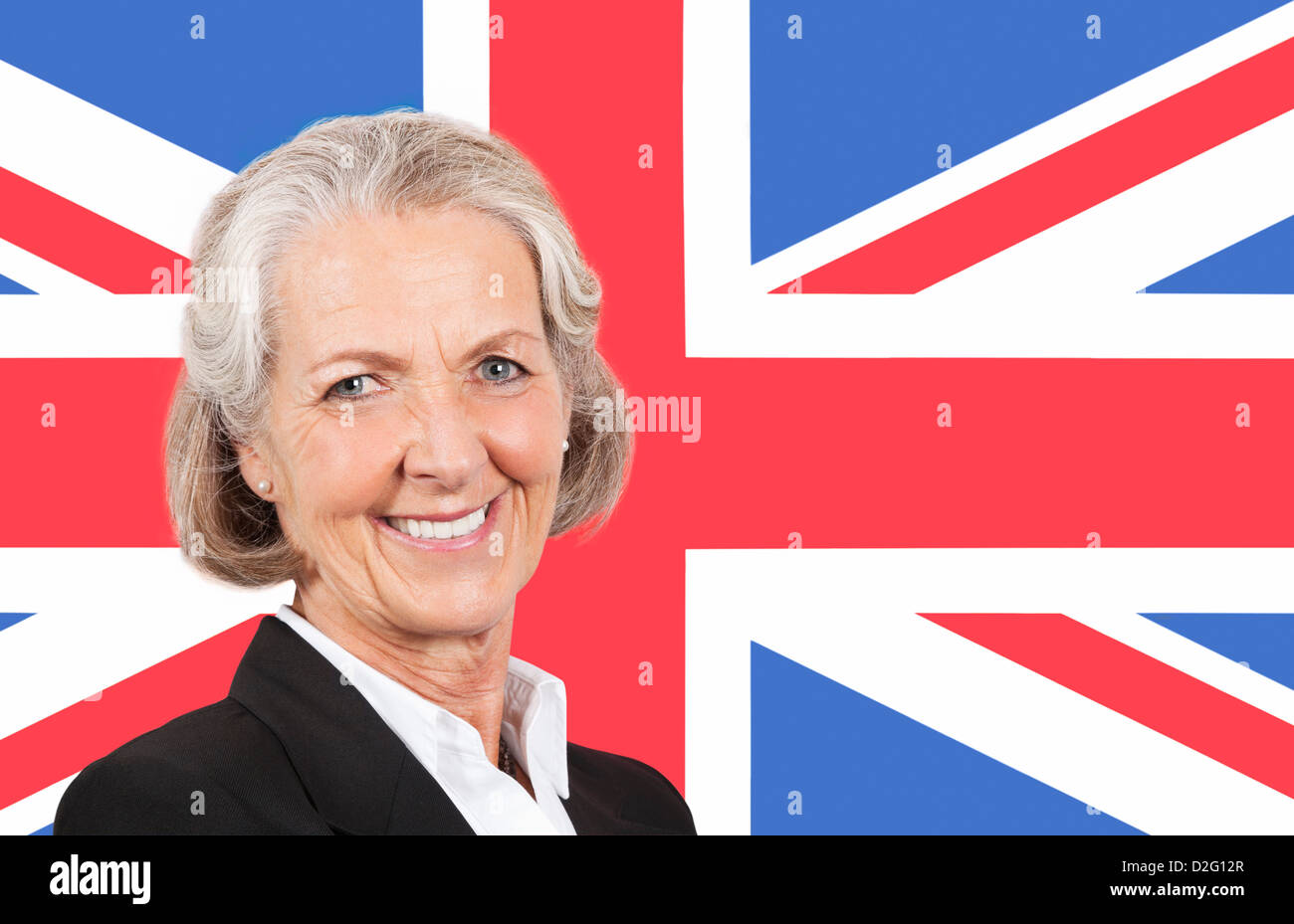 Portrait of smiling senior businesswoman sur drapeau britannique Banque D'Images
