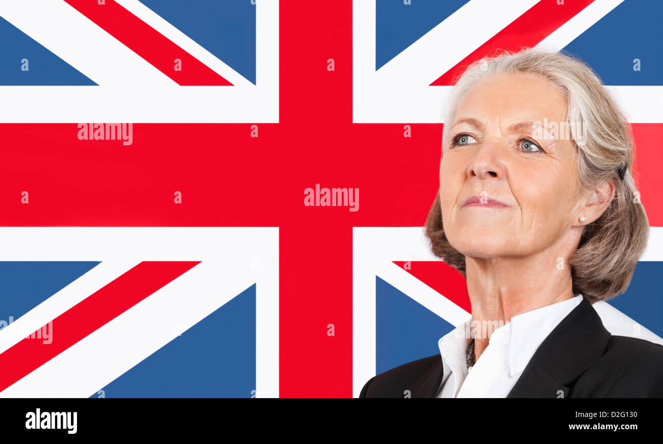 Close-up of senior businesswoman sur drapeau britannique Banque D'Images
