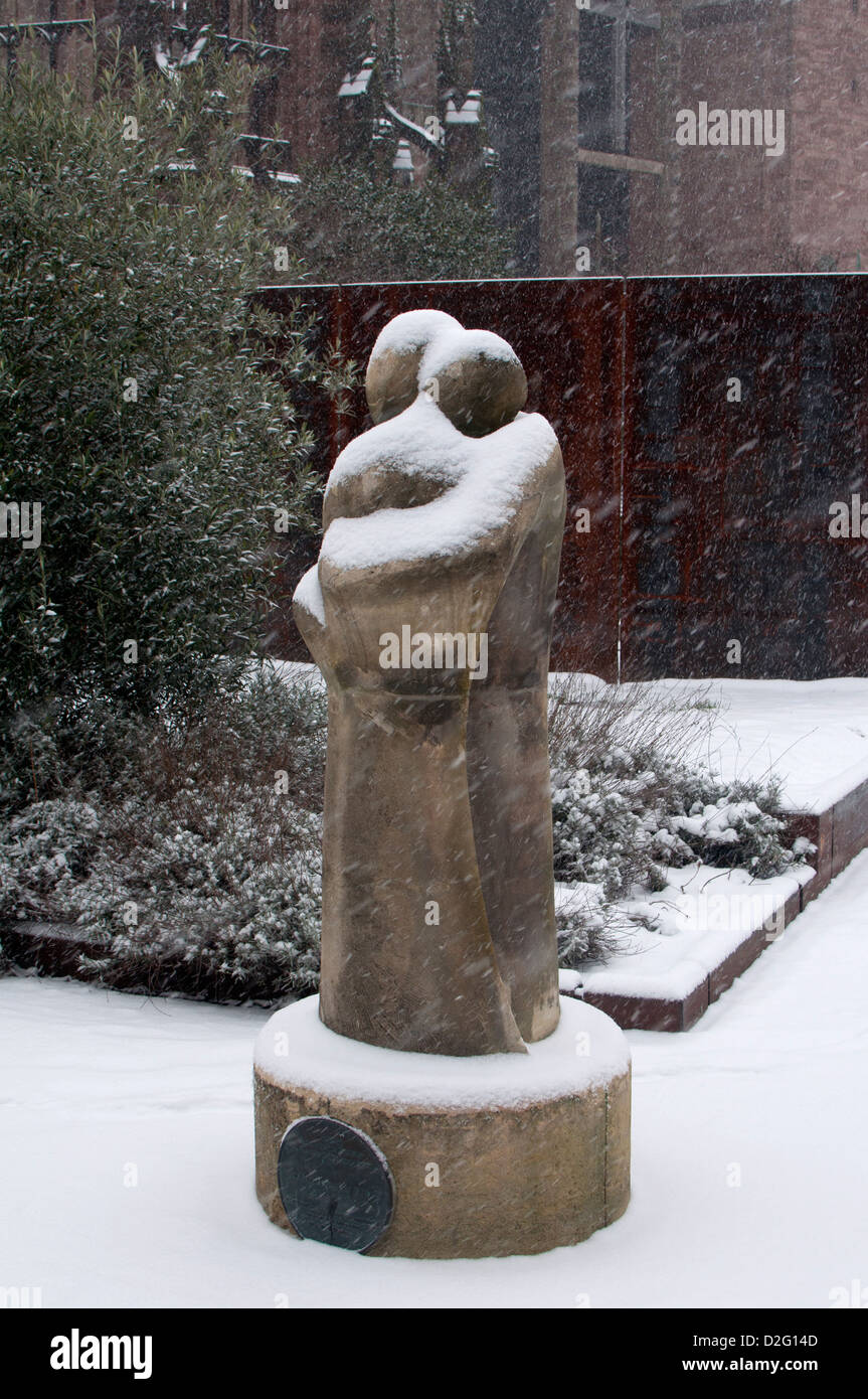 L'enveloppement statue en temps de neige, Coventry, Royaume-Uni Banque D'Images