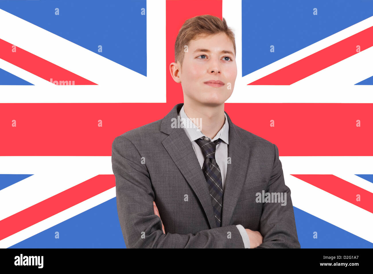 Jeune homme d'affaires avec les bras croisés sur drapeau britannique Banque D'Images