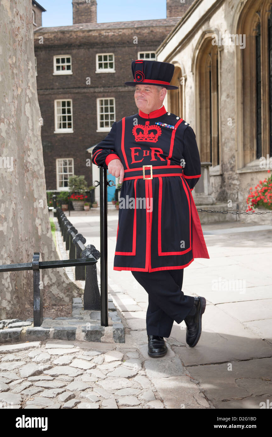 Beefeater, un Yeoman Warder garde côtière se détendre pendant les heures de travail dans l'enceinte de la Tour de Londres. Ville de London England UK Banque D'Images