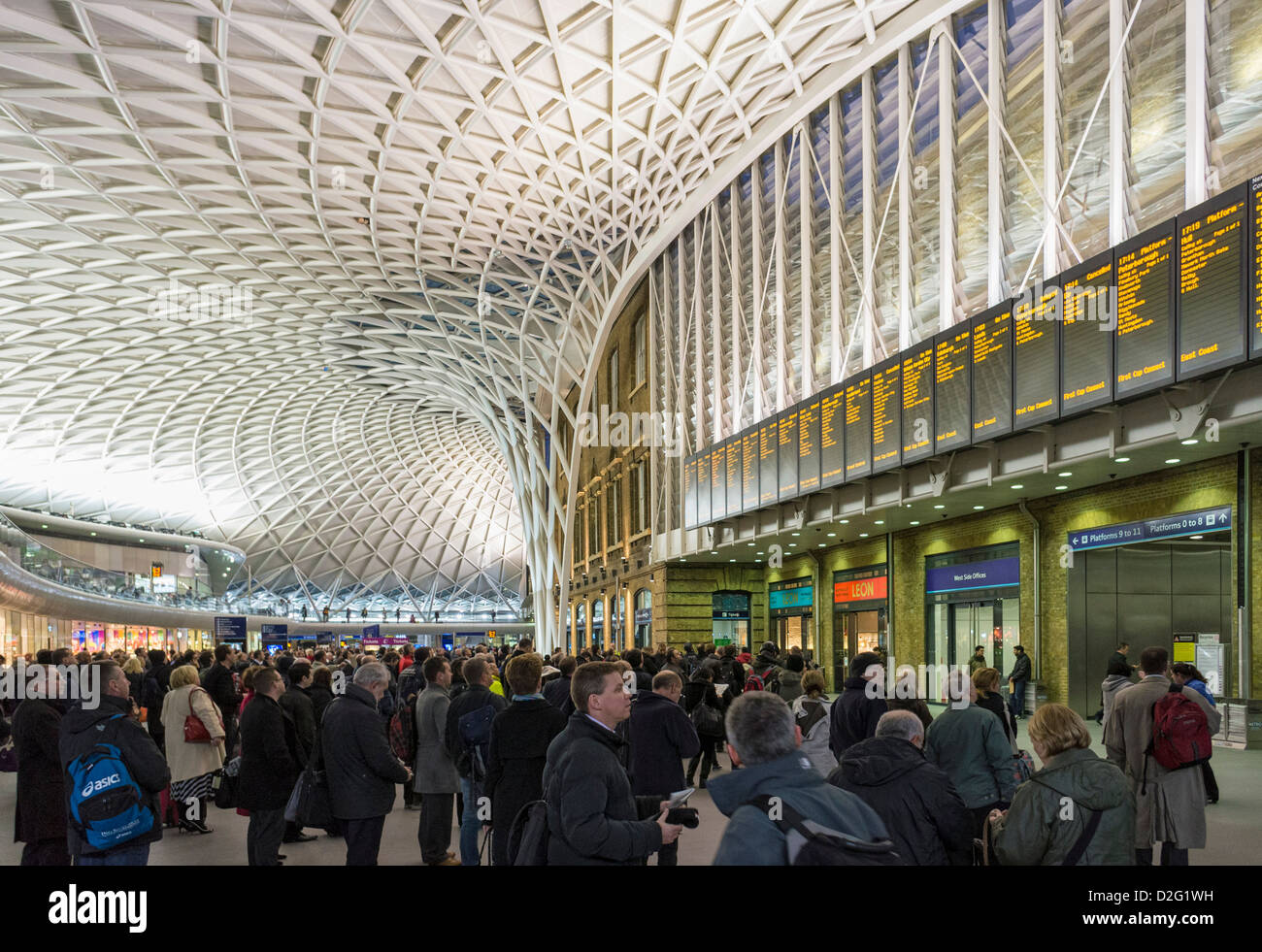 Sur les navetteurs de la gare Kings Cross, Londres, Angleterre, Royaume-Uni dans les heures de pointe du soir avec retard des trains Banque D'Images