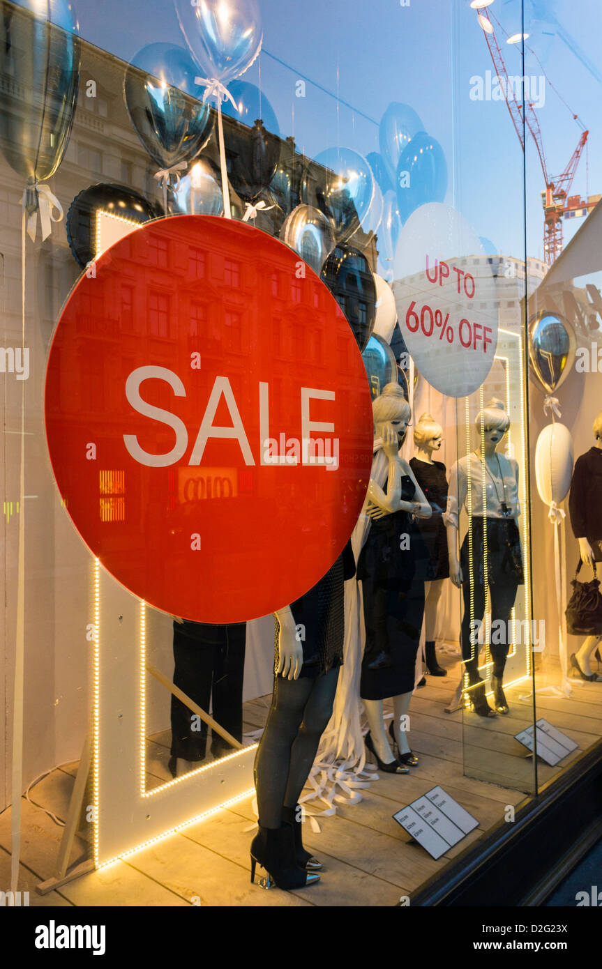 Vente affiche dans la vitrine d'un magasin, UK Banque D'Images