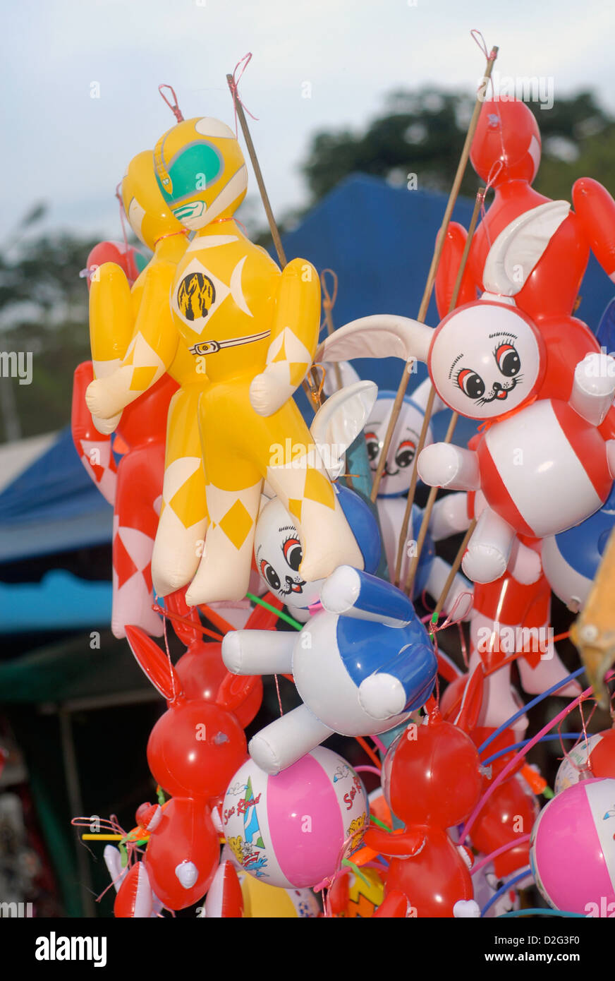 Robot gonflable et lapin toys en vente dans la rue à ao nang thailande Banque D'Images