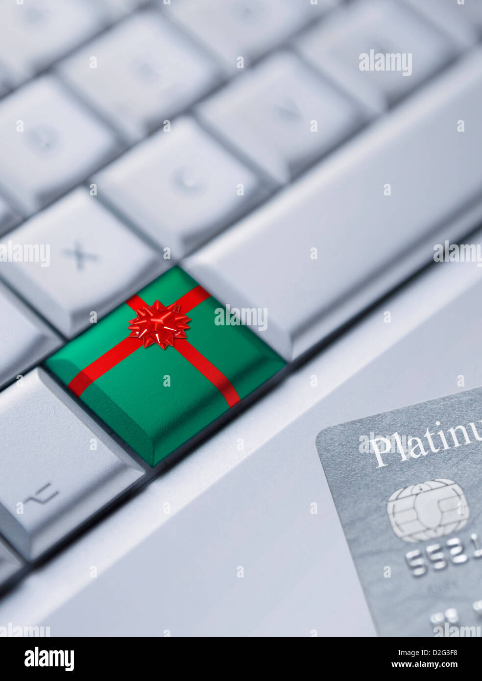 Détail d'un clavier avec un cadeau et une carte de crédit en ligne shopping concept Banque D'Images