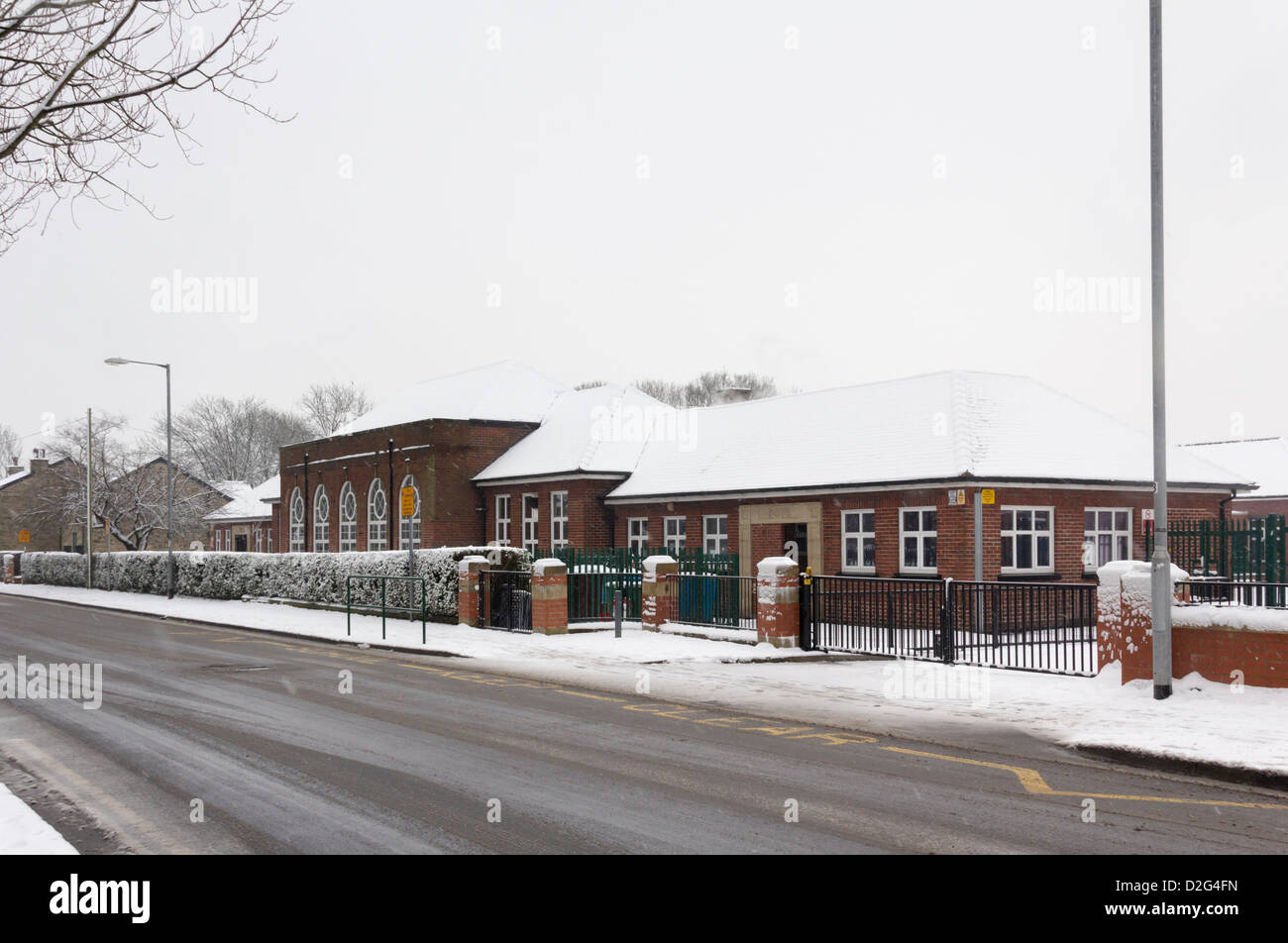 L'école primaire sur Highfield Lane Marsh dans Farnworth en hiver. La fermeture de l'école pour la journée en raison des conditions météo. Banque D'Images