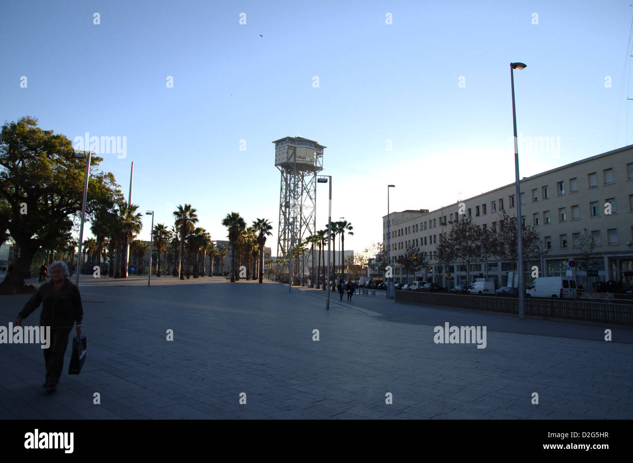 La tour de Sant Sebastià à Barcelone. Le téléphérique de Montjuïc de fin d'au port de Barcelone. Banque D'Images