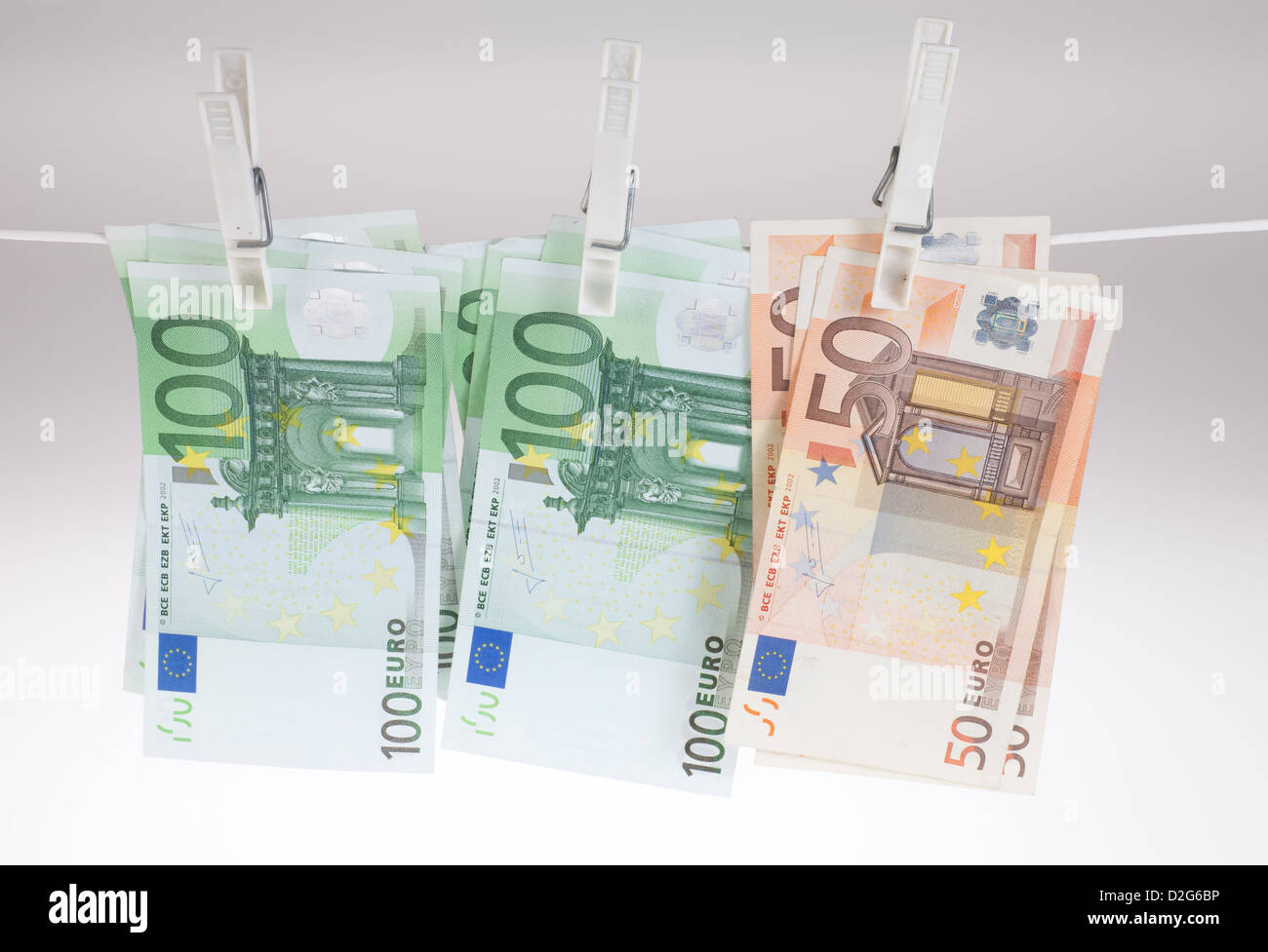 Berlin, Allemagne, 100 et 50 euros notes sur une corde à linge Banque D'Images