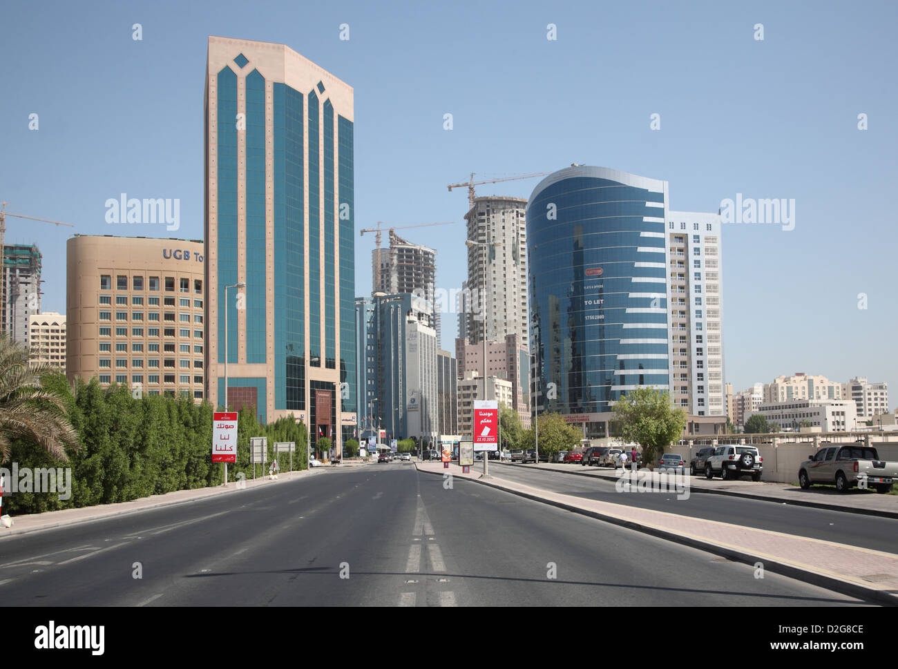 Manama, Bahreïn. À l'est le long de l'Avenue du Gouvernement vers le secteur diplomatique Banque D'Images