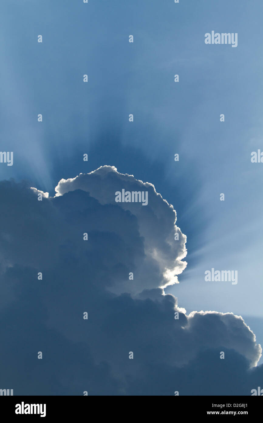 La lumière du soleil derrière les nuages Banque D'Images