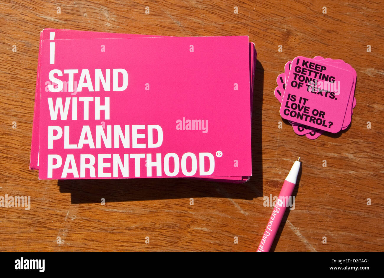 Planned Parenthood articles comprennent des stylos, des autocollants placés sur shirts à un kiosque d'information au cours de MLK festival en plein air à Austin, TX Banque D'Images