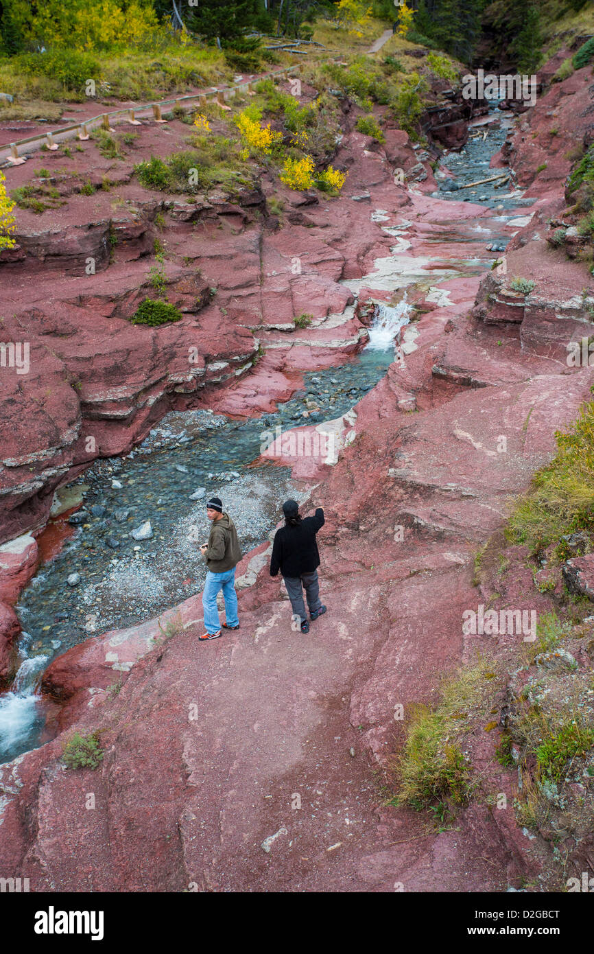 L'eau claire du ruisseau coulant si Red Rock Canyon dans le parc national des Lacs-Waterton, Alberta, Canada Banque D'Images