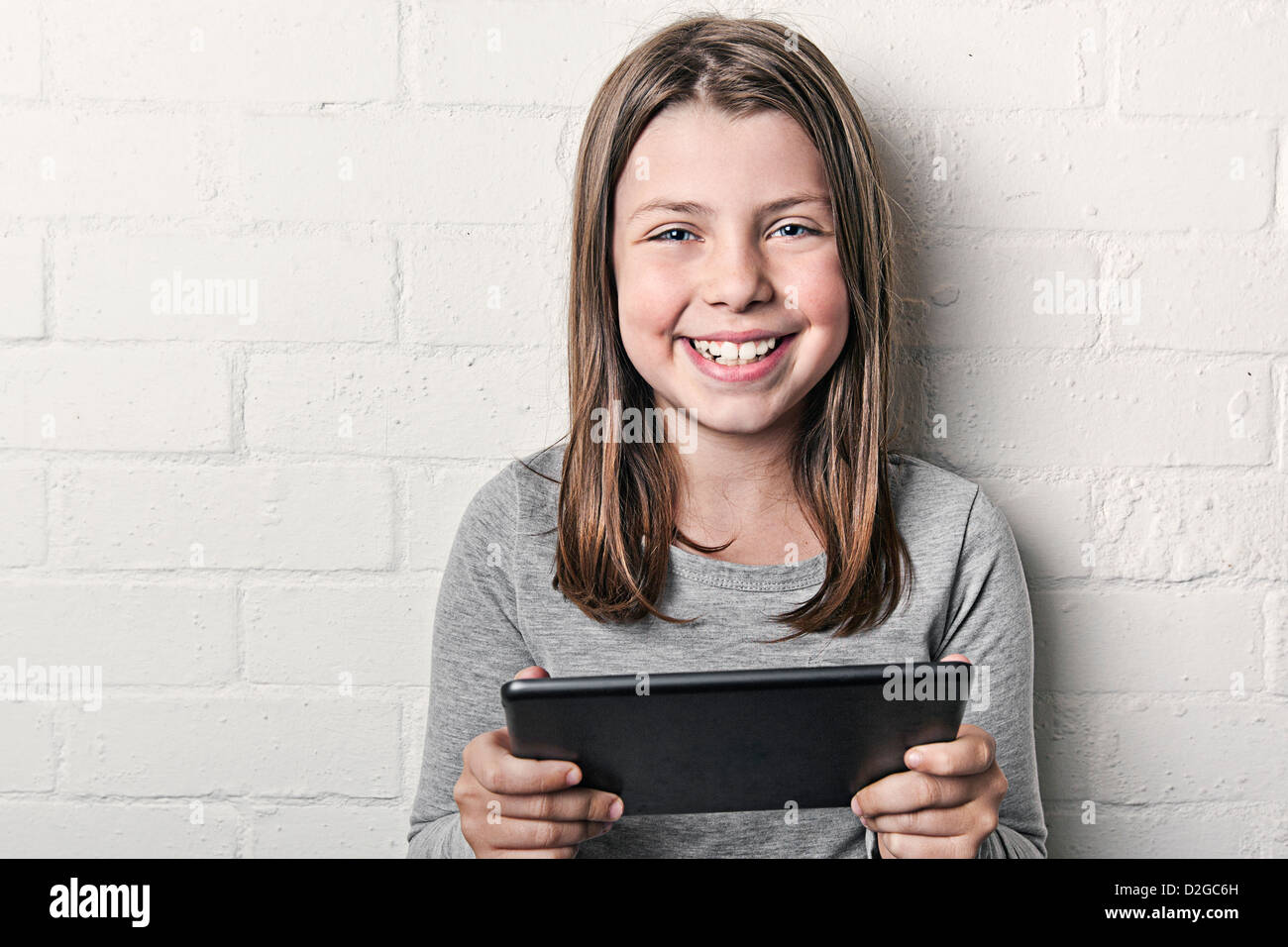 Jeune fille avec l'iPad Mini Banque D'Images