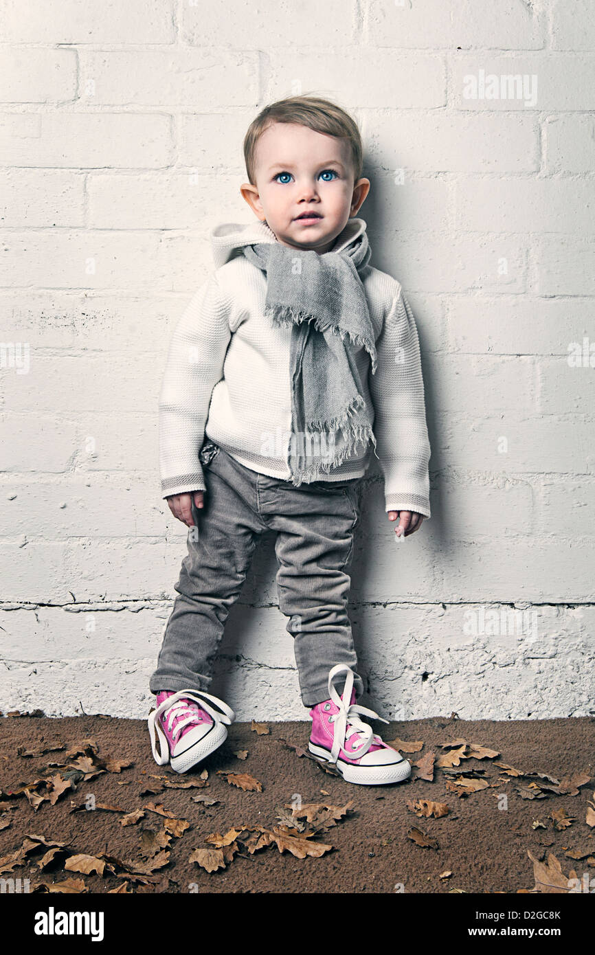 Magnifique petite fille contre le mur blanc Banque D'Images