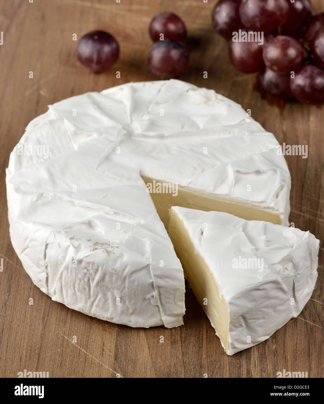 Fromage Brie sur une planche en bois Banque D'Images