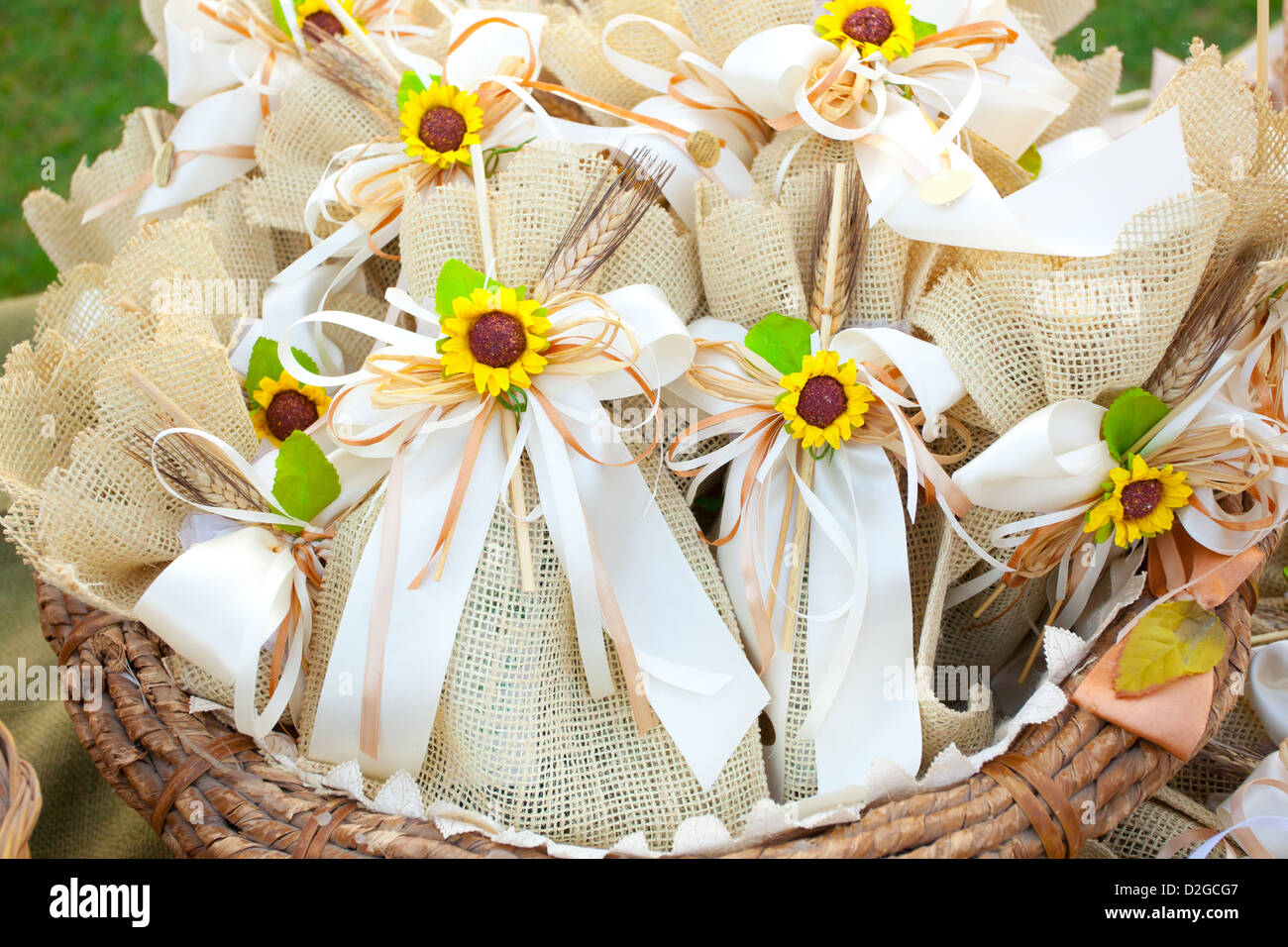 Cadeaux de mariage de jute avec des tournesols. Banque D'Images